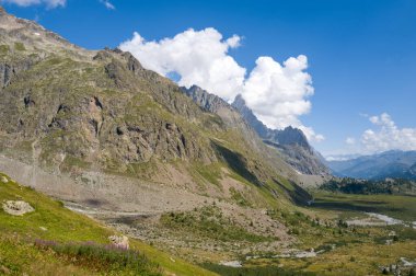 Avrupa, İtalya, Aosta Vadisi 'ndeki Seigne Geçidi' nin İtalyan vadisi. Yazın güneşli bir günde..