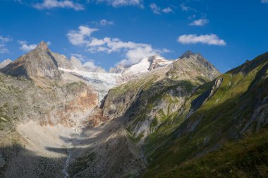 Avrupa 'daki Gelincik Vadisi, İsviçre, Valais, yazın güneşli bir günde.