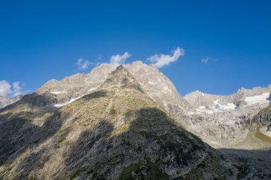 Triolet buzulu ve Avrupa 'daki kızıl dağ, İtalya, Aosta Vadisi, yazın güneşli bir günde.