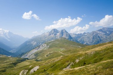 Chamonix Vadisi ve Mont Blanc Avrupa 'da, Fransa, Auvergne Rhone Alpes, Haute Savoie, güneşli bir günde.