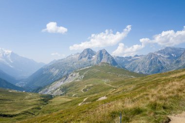 Chamonix Vadisi ve Mont Blanc Avrupa 'da, Fransa, Auvergne Rhone Alpes, Haute Savoie, güneşli bir günde.