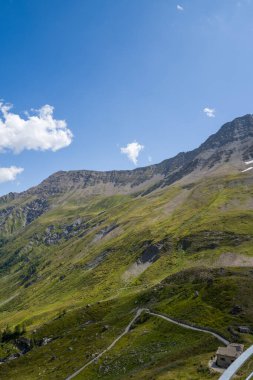 Avrupa, İtalya, Aosta Vadisi 'ndeki Seigne Geçidi' nin İtalyan vadisi. Yazın güneşli bir günde..