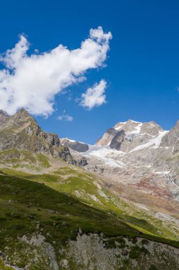 Lee Blanche buzulu ve Tre la Tete iğneleri Avrupa, Fransa, Auvergne Rhone Alpes, Haute Savoie 'de yazın güneşli bir günde.