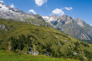 Valle d Aosta dağları, Avrupa, İtalya, Aosta Vadisi, yazın güneşli bir günde.