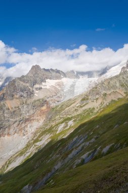 Güneşli bir günde Avrupa, İtalya, Aosta Vadisi 'ndeki Pre de Bar buzulu ve Dolent Dağı.