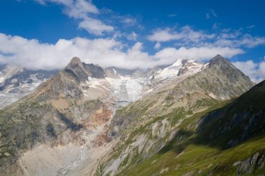 Güneşli bir günde Avrupa, İtalya, Aosta Vadisi 'ndeki Pre de Bar buzulu ve Dolent Dağı.