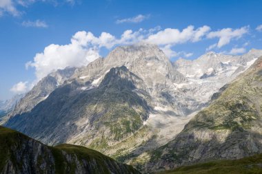 Triolet buzulu ve Avrupa 'daki kızıl dağ, İtalya, Aosta Vadisi, yazın güneşli bir günde.