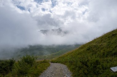 Güneşli bir günde, Avrupa, Fransa, Auvergne Rhone Alpes, Haute Savoie 'deki dağların arasındaki yürüyüş yolu..