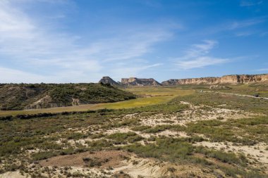 Yazın güneşli bir günde, Avrupa, İspanya ve Navarre 'daki Bardenas Reales' teki yeşil alanlar ve uçurumlar.