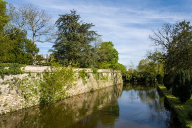 Chateau de Chateauneuf-sur-Loire hendeği, Fransa, Centre Val de Loire, Loiret, Chateauneuf sur Loire, yazın güneşli bir günde.