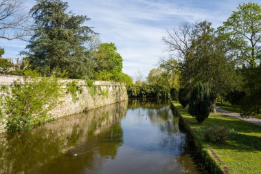 Chateau de Chateauneuf-sur-Loire hendeği, Fransa, Centre Val de Loire, Loiret, Chateauneuf sur Loire, yazın güneşli bir günde.
