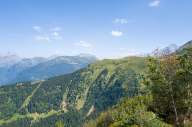 Yazın, güneşli bir günde Avrupa, Fransa, Auvergne Rhone Alpes, Haute Savoie 'deki dağlar.