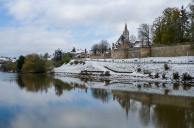 Dampierre-en-Burly 'deki karla kaplı kale, Avrupa, Fransa, Centre-Val de Loire, Loiret, Dampierre-en-Burly, güneşli bir günde.