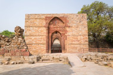 Iltutmish 'in mezarı Delhi' deki Kutub Minar 'da, Hindistan' da, Delhi 'de, yazın, güneşli bir günde..