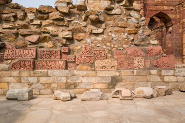 Yazın, güneşli bir günde, Delhi, Hindistan, Delhi 'deki Kutub Minar arkeoloji kompleksindeki bir duvarın detayları..