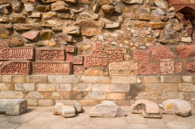 Yazın, güneşli bir günde, Delhi, Hindistan, Delhi 'deki Kutub Minar arkeoloji kompleksindeki bir duvarın detayları..