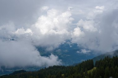 Morillon, Avrupa, Fransa, Auvergne-Rhone-Alpes, Haute-Savoie, Morillon 'daki karsız kayak yamacı, güneşli bir günde.