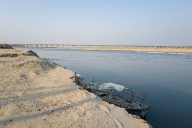 Ganj ve onun Asya 'daki Sangam, Hindistan' daki Prayagraj 'daki köprüleri, Uttar Pradesh, Prayagraj, yaz aylarında, güneşli bir günde.