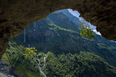 Avrupa 'da, Fransa' da, Auvergne-Rhone-Alpes 'de, Haute-Savoie' de, Sixt-Fer-a-Cheval 'de, yazın, güneşli bir günde..