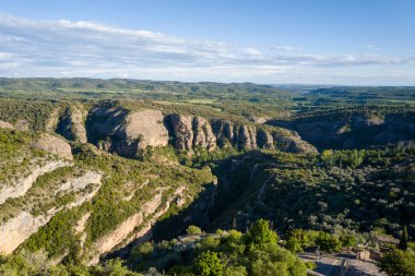 Yazın, güneşli bir günde, Avrupa, İspanya, Aragon, Alquezar 'daki Alquezar kasabasındaki kayalar..
