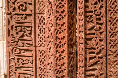 Delhi, Inde - 03: 30: 2024: Güneşli bir günde, Delhi, Hindistan, Delhi, Delhi, Delhi 'deki Kutub Minar' da İltutmish 'in mezarının içi. .