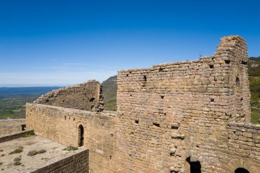 Loarre, Espagne - 05 08 2024: Güneşli bir günde Avrupa, İspanya, Aragon, Huesca 'daki Loarre Castle binaları. .