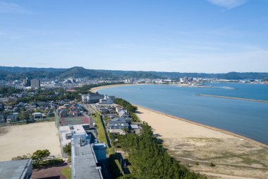 Karatsu, Japon - 11 08 2024: Karatsu, Asya, Japonya, Kyushu, Saga, Karatsu 'daki şehir manzarası, güneşli bir günde. .