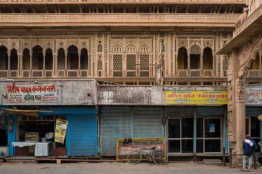 Mathura, Inde - 03: 13: 2024: Asya, Hindistan, Uttar Pradesh, Mathura 'da güneşli bir günde Mathura şehir merkezinde bir evin cephesi. .