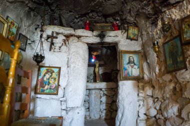 Stoupa, Grece - 09 11 2024: Güneşli bir günde Agios Nikolaos 'un Avrupa, Yunanistan ve Peloponnese' deki iç kilisesi. .