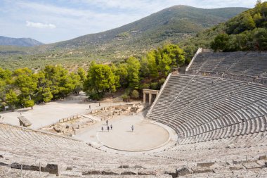 Epidaurus, Grece - 09 02 2024: Avrupa, Yunanistan ve Peloponnese 'deki Asclepius Sığınağı' ndaki Epidaurus Tiyatrosu, güneşli bir günde. .
