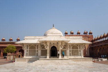 Fatehpur Sikri, Inde - 03 12 2024: Fatehpur Sikri, Hindistan, Uttar Pradesh, Fatehpur Sikri 'deki Jama Mescidi' deki Hazrat Salim Chishti 'nin kutsal mezarı güneşli bir günde. .