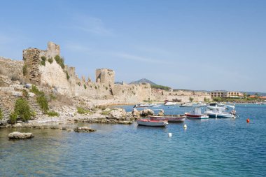 Pylos, Grece - 09 06 2024: Messinia 'daki Methonia limanı (Mora), Avrupa, Yunanistan, Peloponnese, Messinia, yazın güneşli bir günde. .