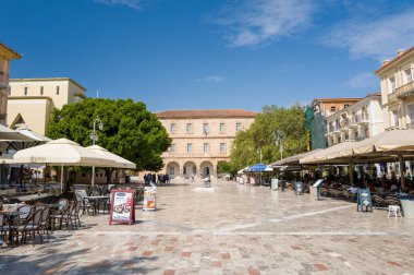 Epidaurus, Grece - 09 04 2024: Argolis 'teki Nafplio şehir merkezi (Mora), Yunanistan, Mora, Argolis, yaz aylarında, güneşli bir günde. .