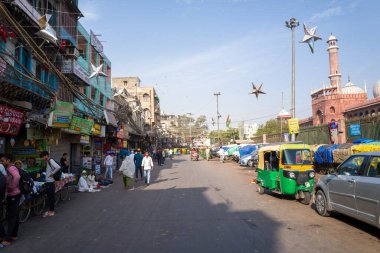 Delhi, Inde - 03: 29: 2024: Güneşli bir günde, Asya, Hindistan, Delhi, Delhi 'deki Jama Mescidi Camii' nin güney yolu. .