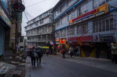 Darjeeling, Inde - 03: 27: 2024: Darjeeling 'deki şehir merkezi caddesi, Asya, Hindistan, Batı Bengal, Darjeeling, yazın güneşli bir günde. .