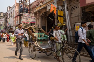 Varanasi, Inde - 03 18 2024: Asya, Hindistan 'daki Varanasi ana caddesi, Uttar Pradesh, Varanasi, yazın güneşli bir günde. .