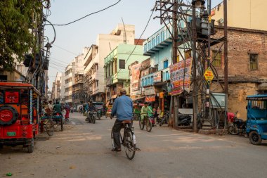 Varanasi, Inde - 03 18 2024: Varanasi şehir merkezindeki mağaza, Asya, Hindistan, Uttar Pradesh, Varanasi, yaz aylarında, güneşli bir günde. .