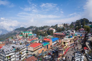 Darjeeling, Inde - 03 26 2024: Darjeeling 'in Asya, Hindistan, Batı Bengal, Darjeeling' deki manzarası, güneşli bir günde. .
