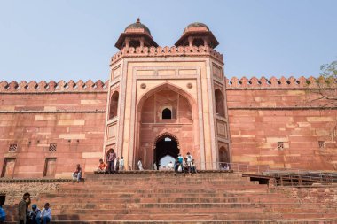 Fatehpur Sikri, Inde - 03 12 2024: Fatehpur Sikri 'nin Asya, Hindistan' daki Fatehpur Sikri 'deki ikinci girişi, Uttar Pradesh, Fatehpur Sikri, yazın güneşli bir günde. .
