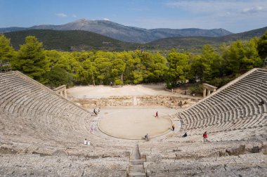 Epidaurus, Grece - 09 02 2024: Avrupa, Yunanistan ve Peloponnese 'deki Asclepius Sığınağı' ndaki Epidaurus Tiyatrosu, güneşli bir günde. .
