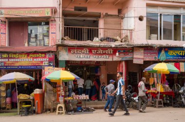 Varanasi, Inde - 03 18 2024: Varanasi şehir merkezindeki mağaza, Asya, Hindistan, Uttar Pradesh, Varanasi, yaz aylarında, güneşli bir günde. .