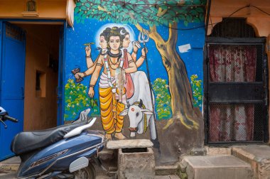 Varanasi, Inde - 03 18 2024: Güneşli bir günde, Varanasi, Hindistan, Uttar Pradesh, Varanasi 'de bir ara sokaktaki duvar resmi. .