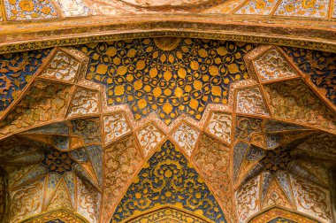 Agra, Inde - 03 12 2024: Akbar 'ın Asya, Hindistan, Uttar Pradesh, Agra' daki mezarının içi güneşli bir günde. .