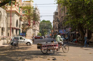 Kalküta, Inde - 03: 24 2024: Güneşli bir günde, Asya, Hindistan, Hindistan, Batı Bengal, Kalküta 'daki eski semtin caddesi. .