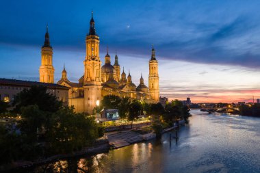 Zaragoza, Espagne - 05: 11: 2024: Güneşli bir günde, Zaragoza, İspanya, Aragon, Zaragoza 'da, günbatımında Sütunun Hanımefendisi ve Ebro Nehri Bazilikası. .