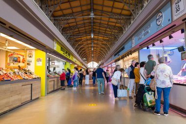 Zaragoza, Espagne - 05 10 2024: Güneşli bir günde, Zaragoza, İspanya, Aragon, Zaragoza 'daki merkez pazar. .