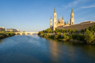 Zaragoza, Espagne - 05 10 2024: The Basilica of Our Lady of the Pillar and the Stone Bridge in Zaragoza, Spain, Aragon, Zaragoza, in a summer day, in a sun day. .