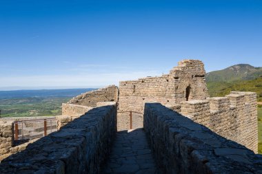 Loarre, Espagne - 05 08 2024: Güneşli bir günde Avrupa, İspanya, Aragon, Huesca 'daki Loarre Castle binaları. .