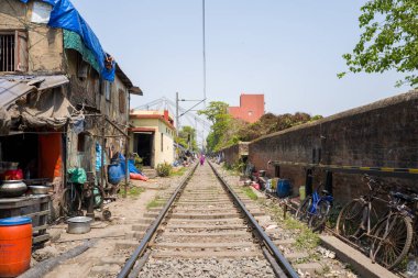 Kalküta, Inde - 03: 24 2024: Asya, Hindistan, Kalküta 'daki demiryolu, Batı Bengal, Kalküta, yaz aylarında, güneşli bir günde. .