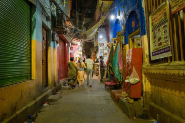 Varanasi, Inde - 03 17 2024: Geceleri Varanasi, Hindistan, Uttar Pradesh, Varanasi 'de, güneşli bir günde,. .
